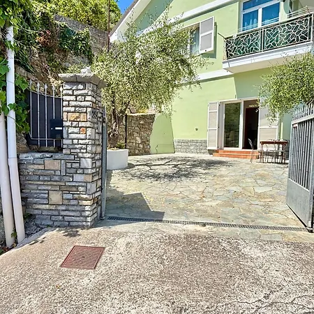 Leto's In - Parking & Garden *