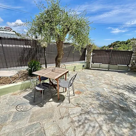 Leto's In - Parking & Garden Sanremo